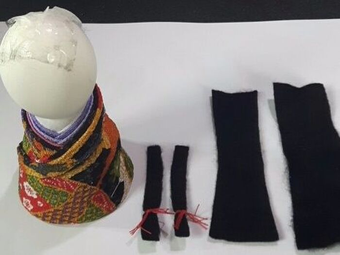 4、人形の頭に髪の毛を貼る。