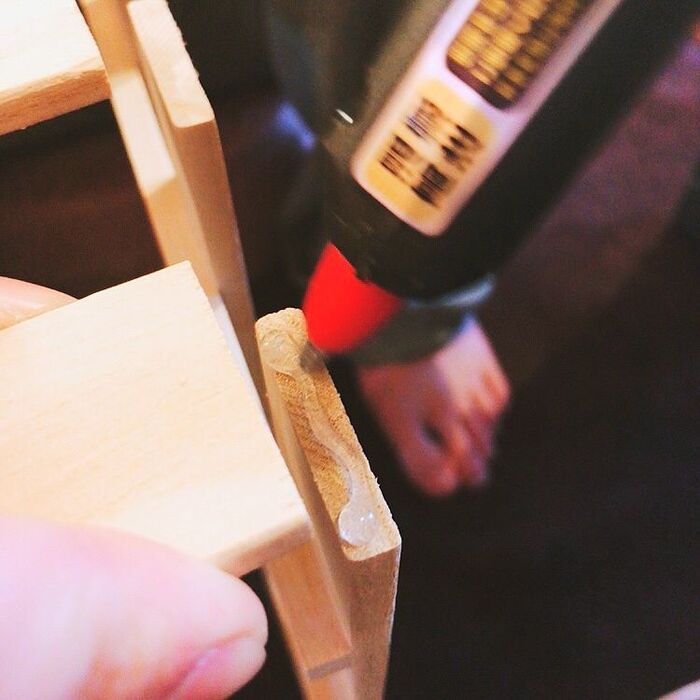 すのこをグルーガンで留めていきます