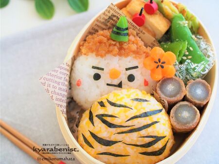 鬼のキャラ弁ー鶏そぼろ、卵そぼろのおにぎり弁当ー