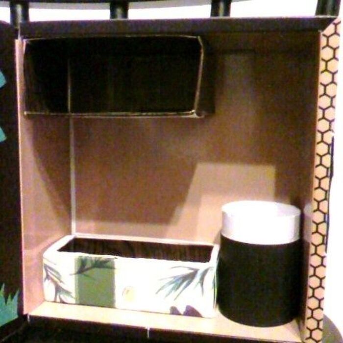 棚となる箱を配置し余計な部分は工夫し収める