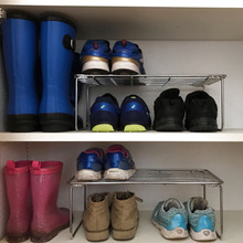 狭い靴箱、長靴とスニーカーを共存させるアイテムとは?