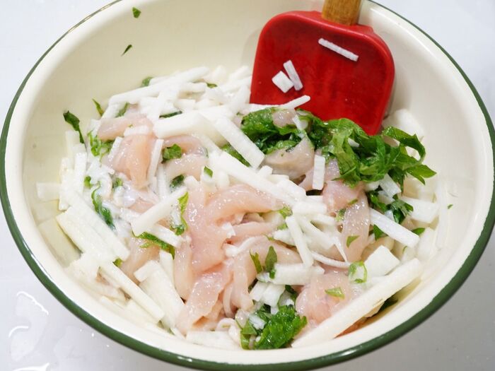 刻んだ材料をボールに