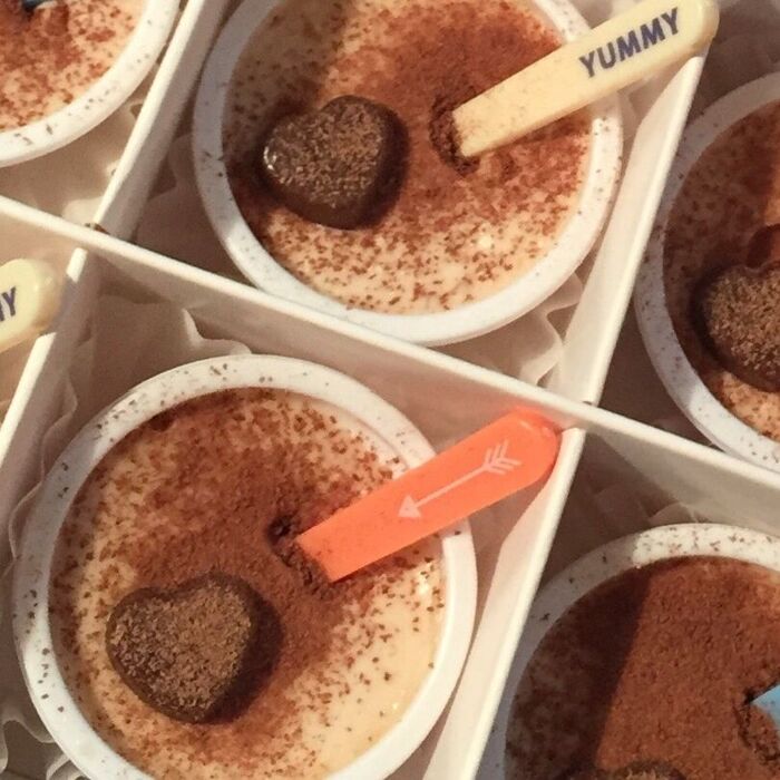 ④チョコレートパウダーをかける