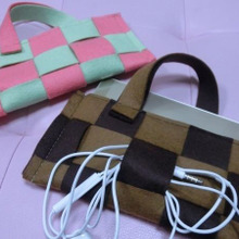 スマホケースにもなる♪ フェルトだけでミニポーチ