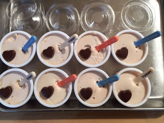 ③フォーク型ピックを挿して ハートチョコレートをのせる