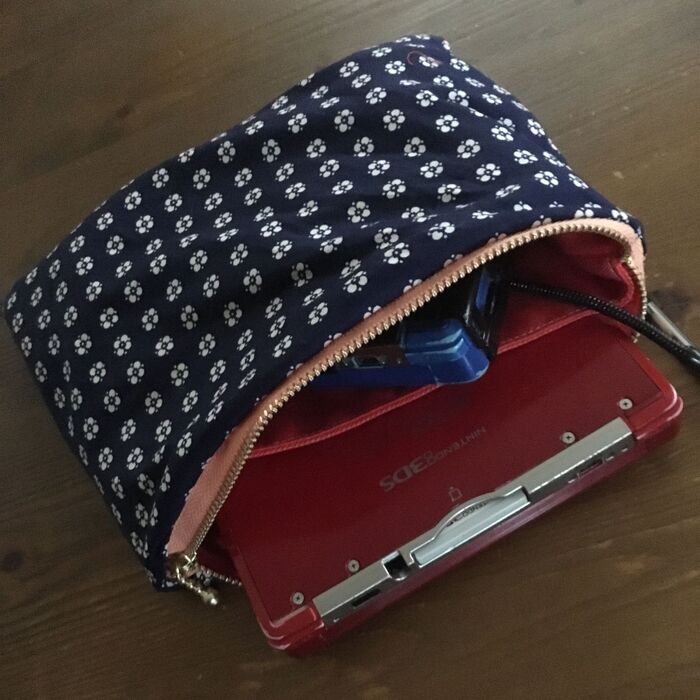 仕切りのあるポーチ!!3DSが2つ分けて入れられるポーチ!!