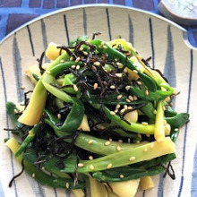 サラダ感覚でいただけるアサツキの塩昆布和え