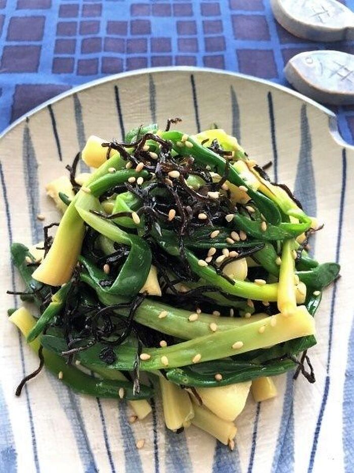 サラダ感覚でいただけるアサツキの塩昆布和え