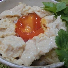 醤油漬けの黄身と豆乳から作ったゆばをのせて♪ ゆば丼