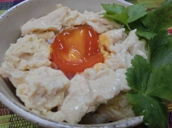 醤油漬けの黄身と豆乳から作ったゆばをのせて♪ ゆば丼
