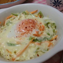 切ったらレンチン2分で朝ベジ♪ チーズのせコールスローの巣ごもり玉子