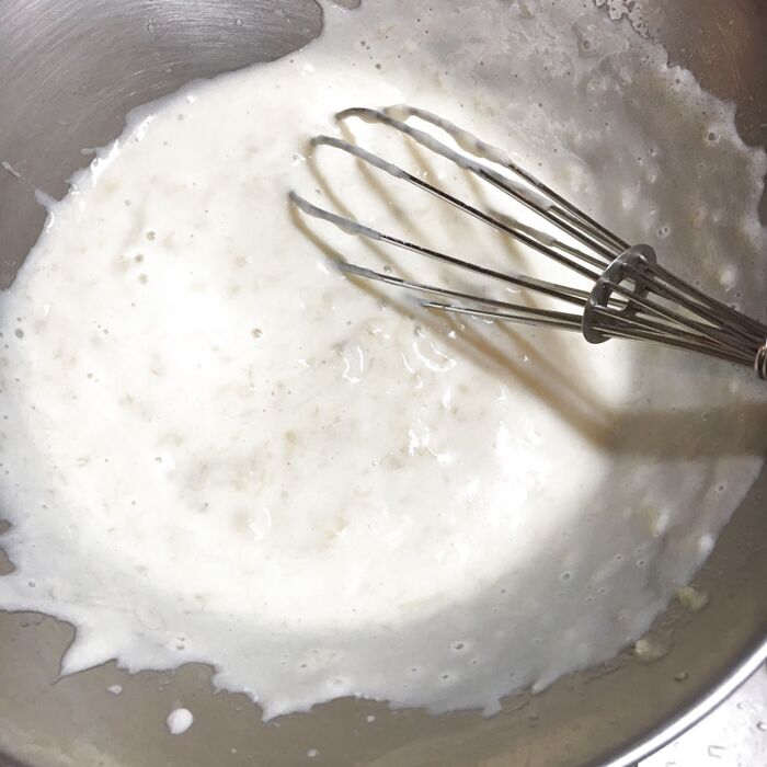 バナナのボウルに残りの材料をすべて入れて、泡だて器で混ぜて、とろっとするまでよく混ぜる