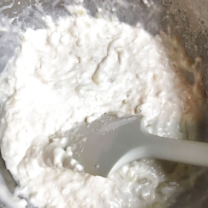 粉類が入っているボウルにバナナなど液体のものをいれて、ゴムベラでさくっと混ぜる