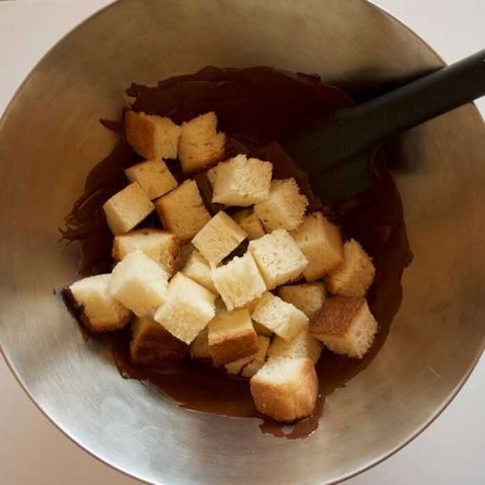 3 チョコレートを溶かして絡めます。