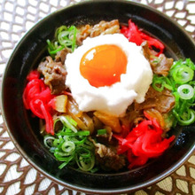 黒毛和牛のすき焼き風にんにく牛丼TKG~♪