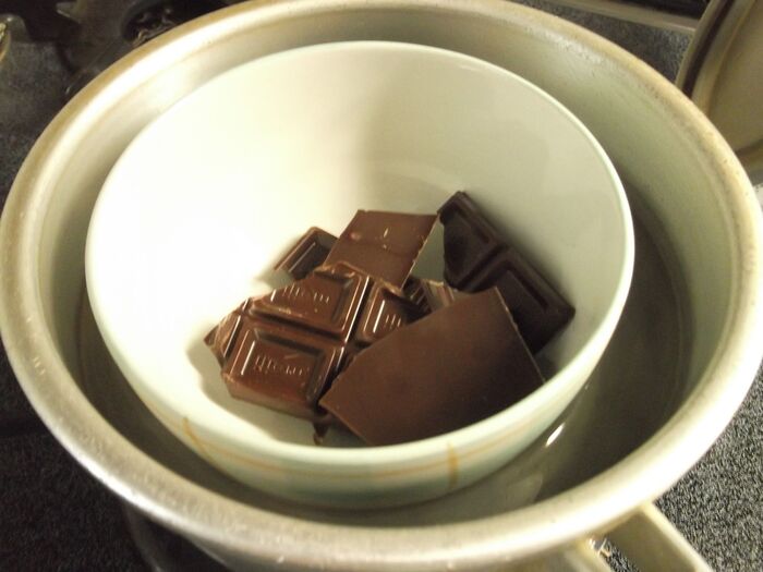 チョコを湯せんで溶かす