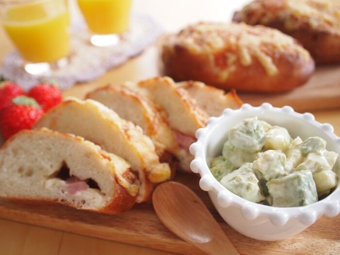 簡単おもてなしランチ♪パンと一緒に食べるアボカドサラダ