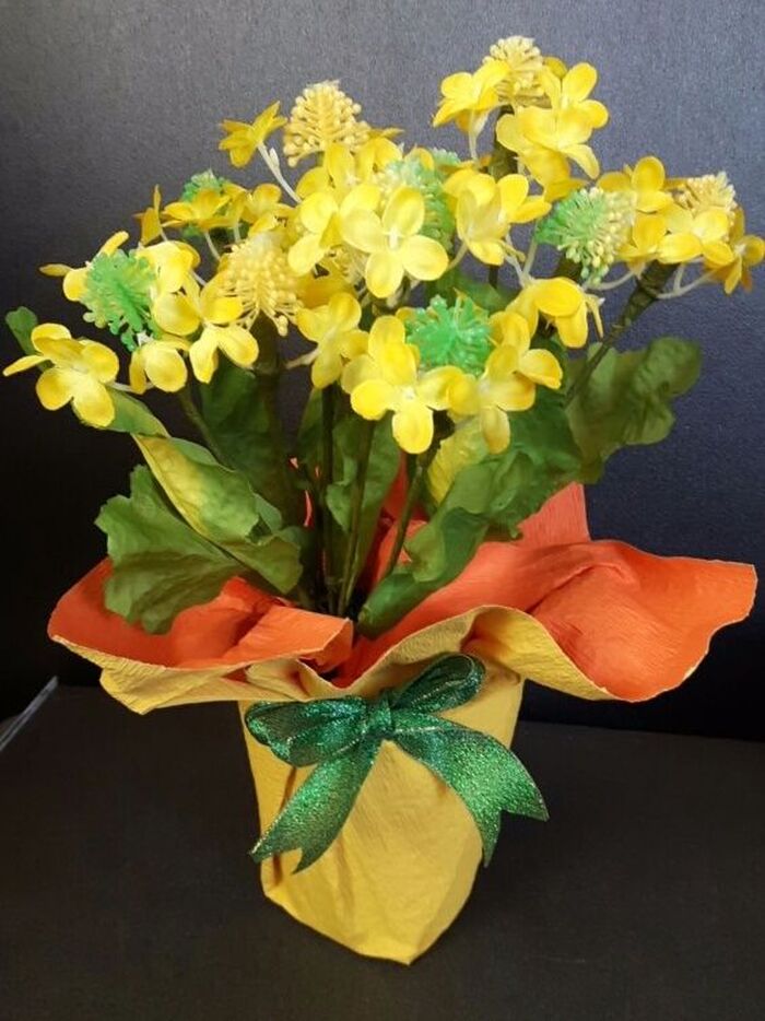 春の訪れを感じさせる!、菜の花の造花を鉢植えにして親しい人に送ってみませんか!。(^^♪