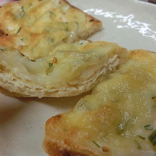 ダブルチーズ☆ ローズマリーとガーリックで激うま♪ 油揚げの玉ねぎピザ