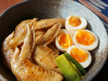 ごはんもお酒も進んじゃう♪手羽先と玉子の甘辛煮込み