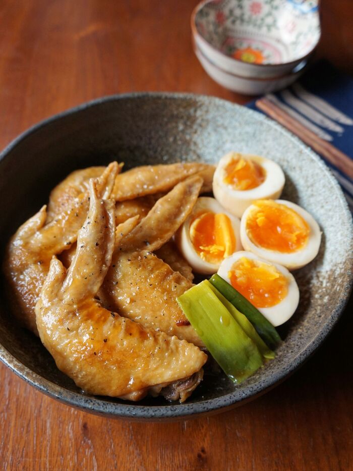 ごはんもお酒も進んじゃう♪手羽先と玉子の甘辛煮込み