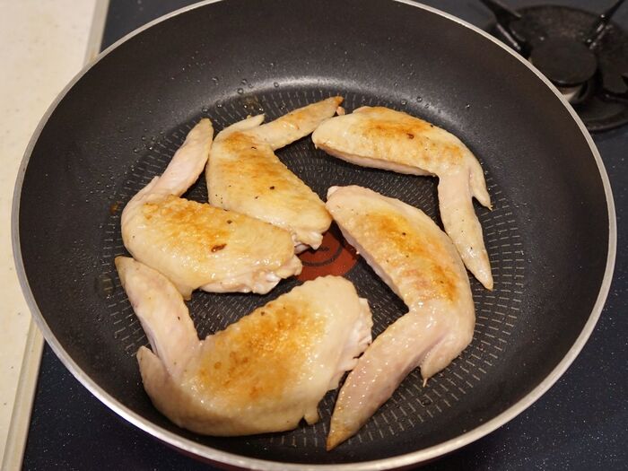 手羽先をこんがりと焼きます。