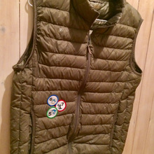 【急な応急処置に】ダウンベストの破れた穴をふさぐアイデア❣️