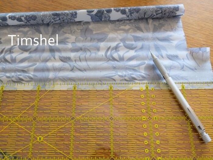 生地の裏に直接製図する