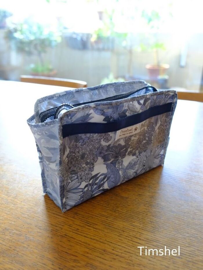 縫い代の縁をテープでくるむ