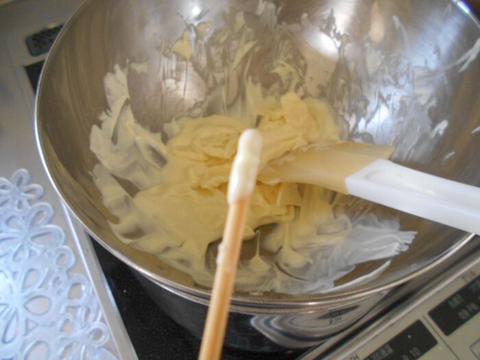 Bの材料でホワイトチョコのテンパリングを作る。