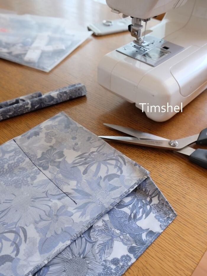 生地をカットし、縫い始める