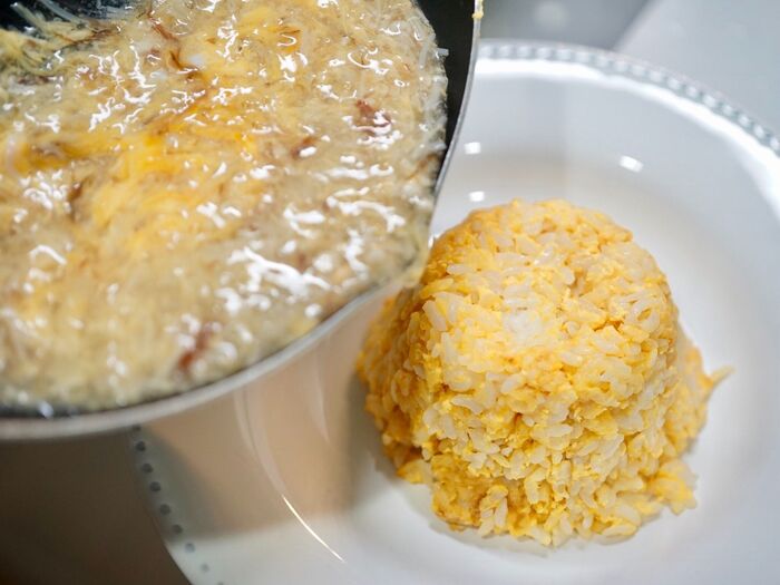 餡を炒飯にかける