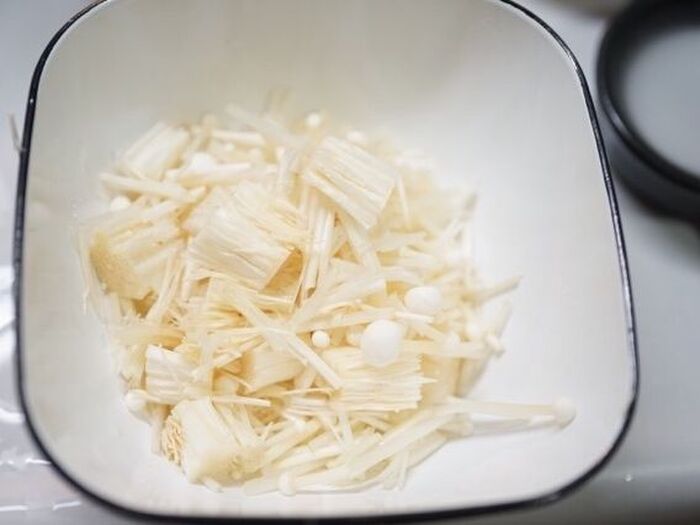 えのき茸は切っておく