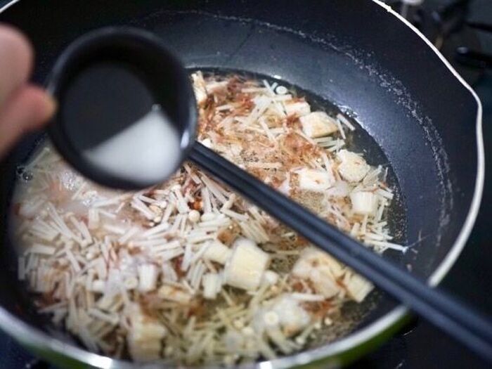 餡用の出汁を温めてとろみをつける