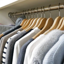 木製ハンガーでもニットが滑らず掛けられる工夫