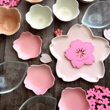 気づいたらこんなに・・・ナチュラルキッチンの桜の器たち!!