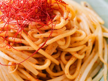 具はもやしだけ!5分調理で1人前90円「うま辛焼きそば」