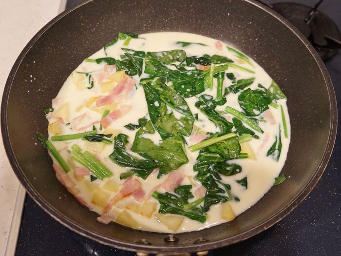 ほうれん草は茎から炒めます。