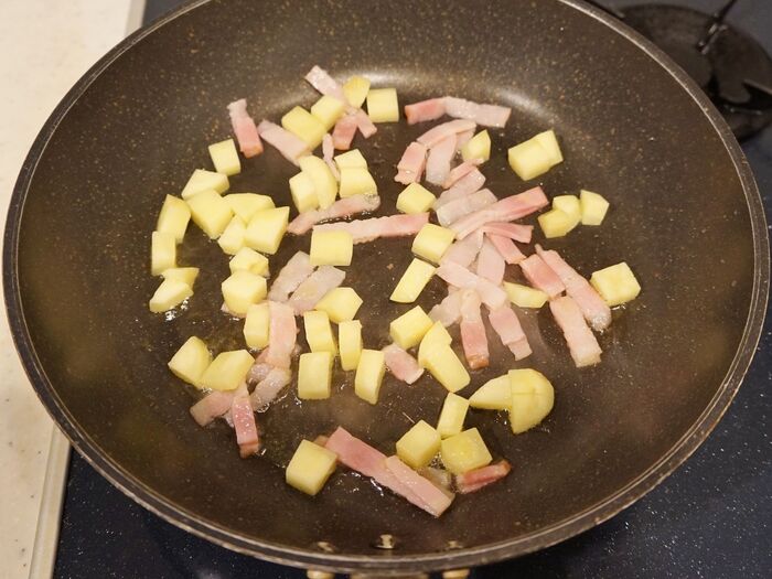 じゃがいもは透き通るまでじっくり炒めます。