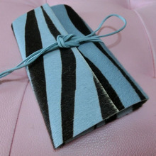 革を切るだけシンプル♪ ハラコポーチ