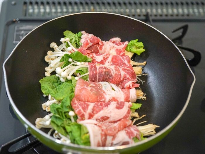 豚肉で具材を巻いてフライパンへ