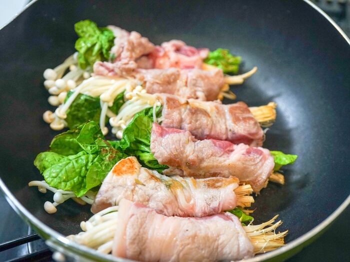 片面が焼けたら裏返して焼く