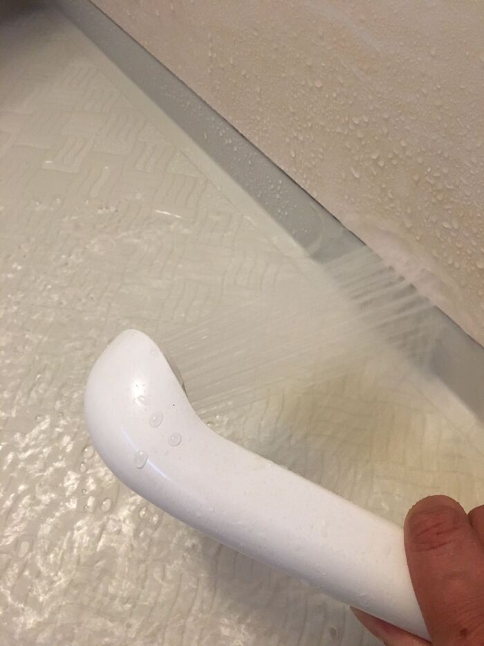 黒カビ部分にお湯をかけていきます。