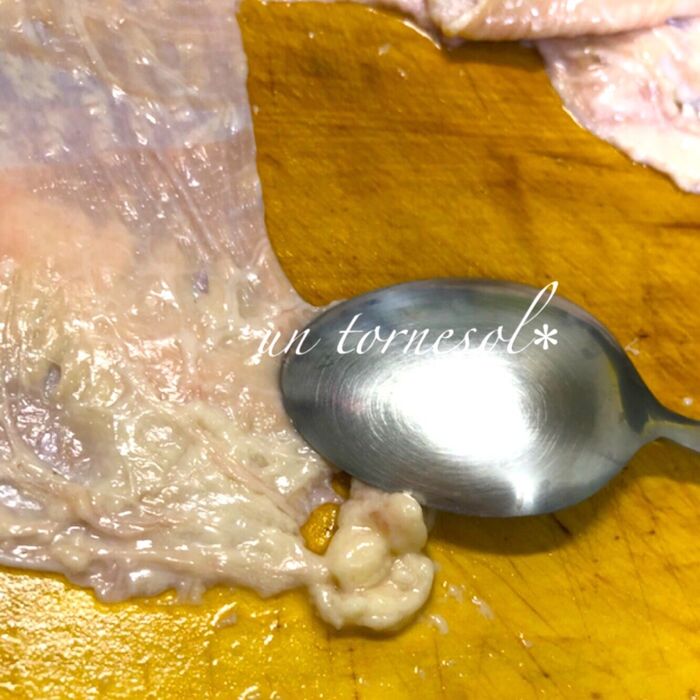 ①きれいに取り除くと食べやすくなります!