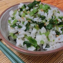 仕上げのごま油で香り高く♪ 小松菜の梅昆布混ぜご飯