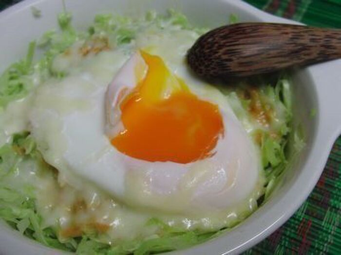 レンジで3分☆ 千切りキャベツの味噌マヨチーズココット