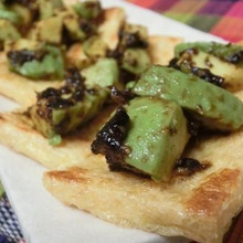 わさび海苔のアボカドがとろり♪ カリカリ油揚げのカナッペ