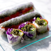 パーティーにいかが?ひな祭りの華やかメニュー♪【とんぶりとサーモンの生春巻き寿司】