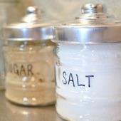 意外と知らない!?正しい砂糖や塩の調味料の保存方法とは