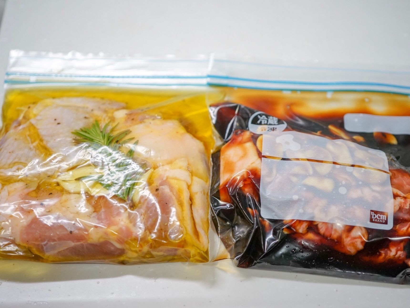 耐熱のある保存袋に真空で漬けこむ